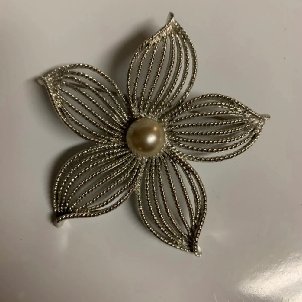Sarah Cov. Flower pin